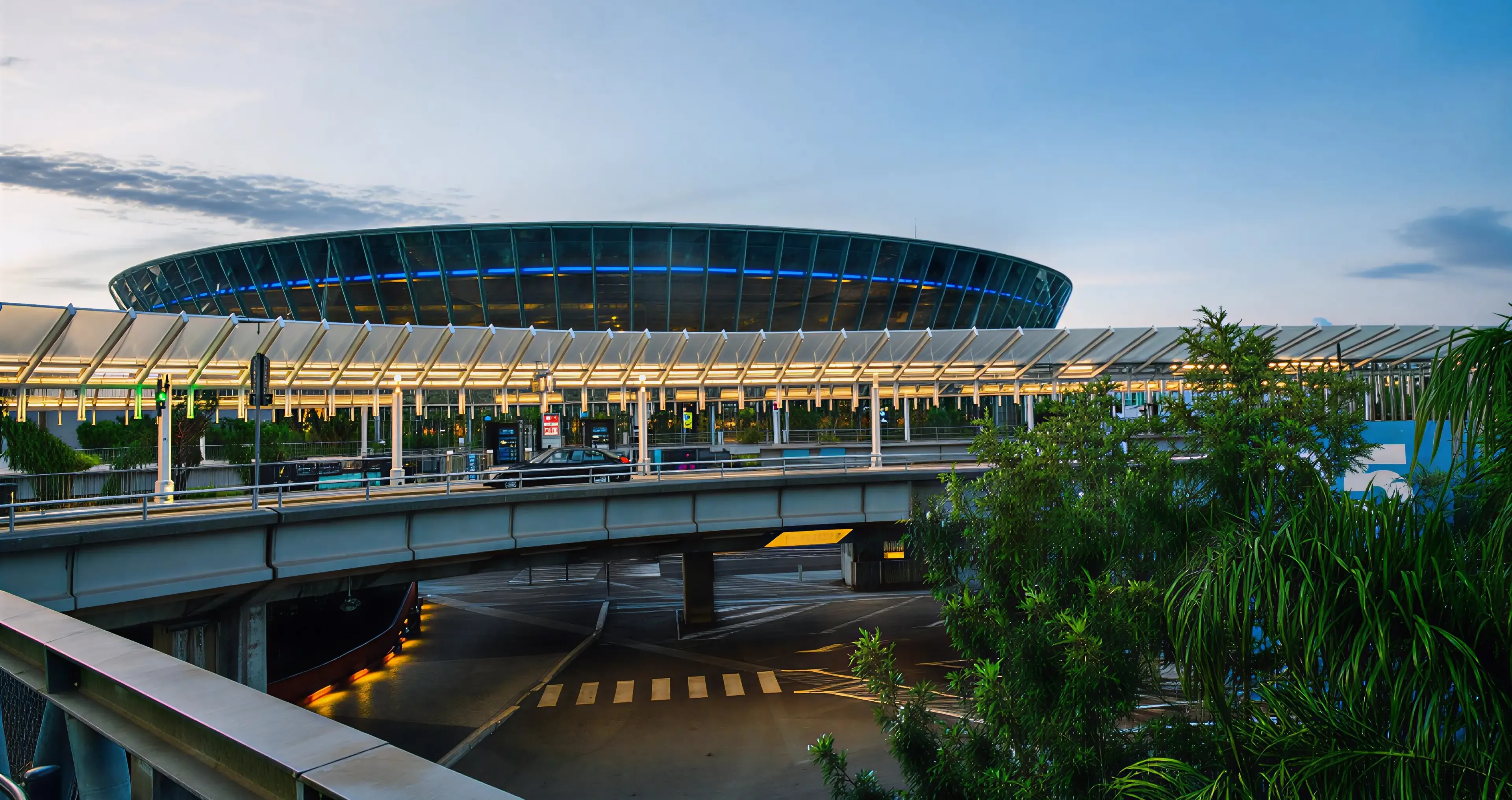 Location voiture aéroport Nice Terminal 1 T1 Terminal 2 T2 livraison gratuite parvis arrivée vols internationaux domestiques low-cost